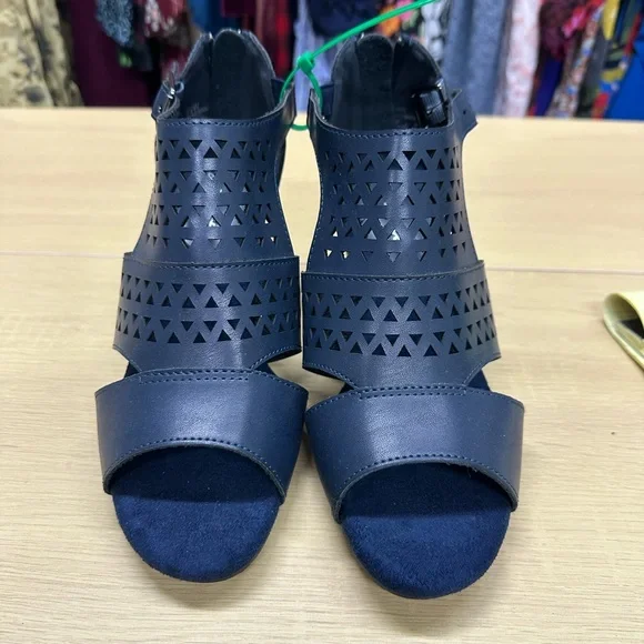 Easy Street Women’s Adara Navy Heeled Sandal Size 7.5 W NWOT - Picture 2 of 8